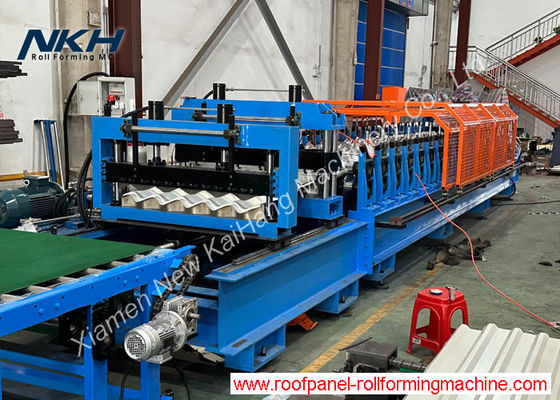 845 Metalldachfliesen-Rollformmaschine Servomotor-Antrieb Flying Press und geschnittene Metallrollenformmaschine